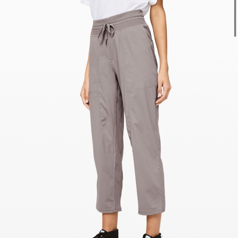 Dance Studio Crop - Warm grey